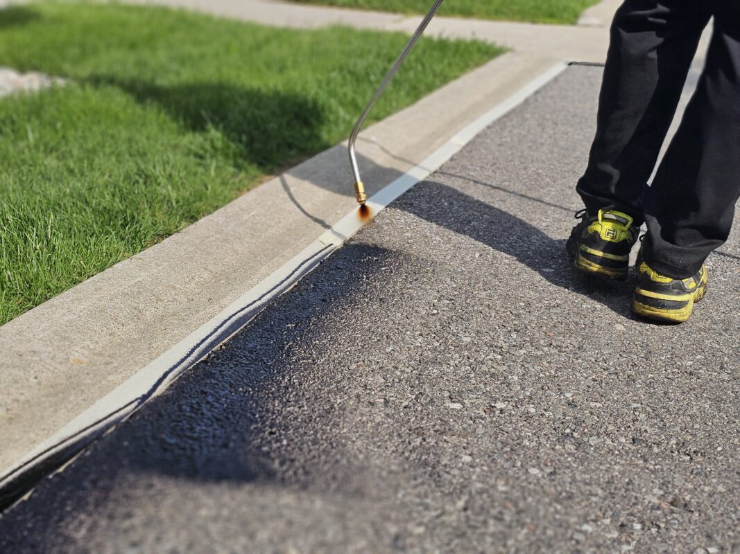 No Limit Sealing - Affordable Driveway Sealing, Interlock Sealing, Garage Ramp Installation, Driveway Extension, Crack Filling, Driveway Painting and Asphalt Maintenance in Vaughan, Richmond Hill, Maple, Markham, Woodbridge, Aurora - interlock sealing and repair - asphalt patching repair